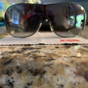 Men’s Raybans.